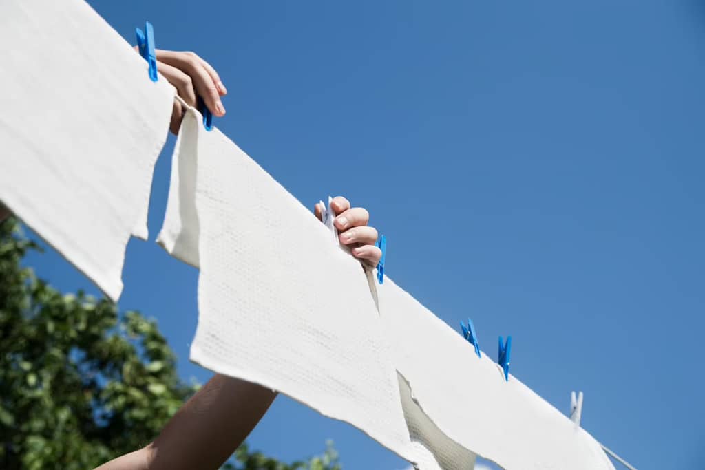 trapos blancos de algodon reciclado para limpieza colgando